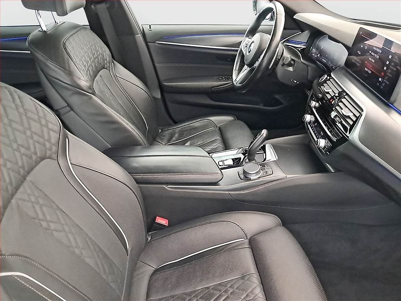 BMW Řada 5 (2021) 540d xDrive - fotka 9 z 16