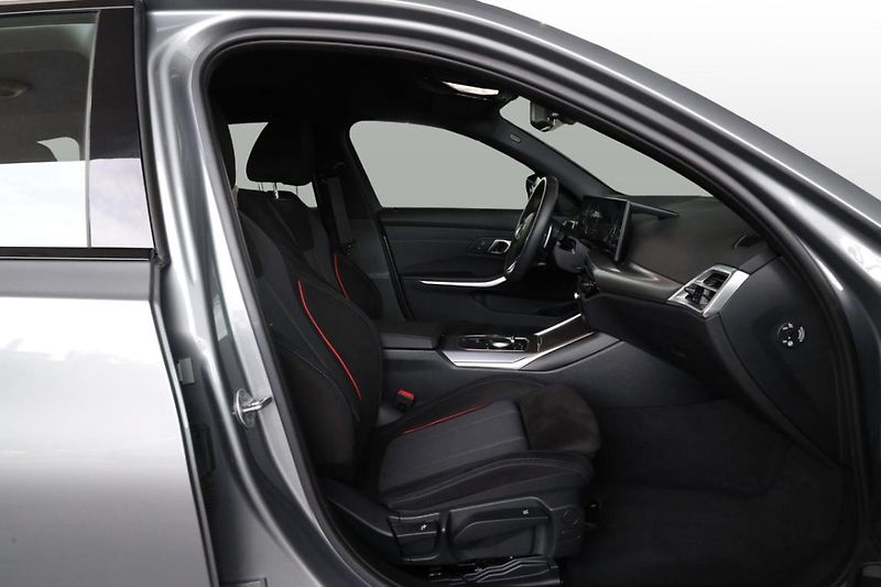 BMW Řada 3 330i xDrive Touring - fotka 19 z 25