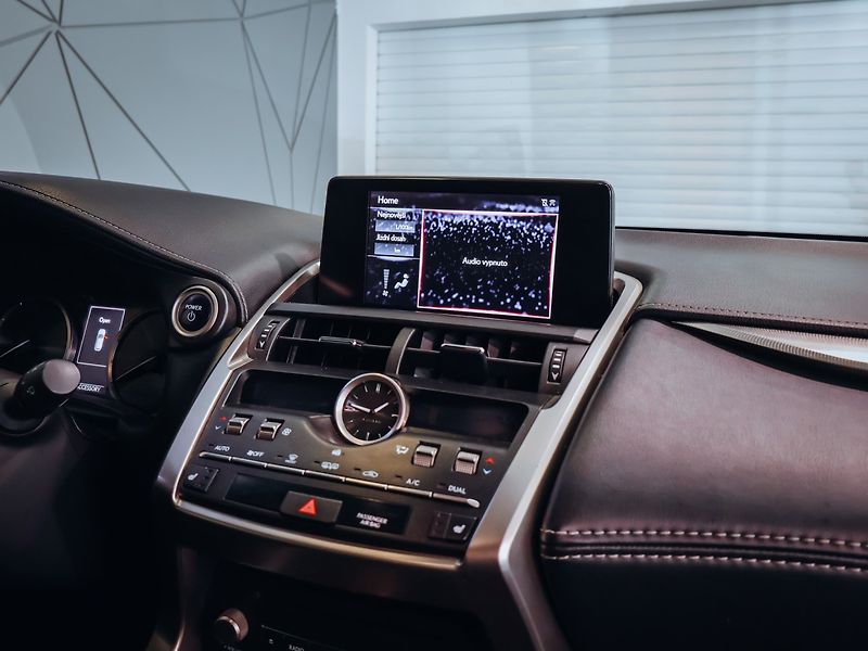 Lexus NX 300 H - fotka 21 z 28