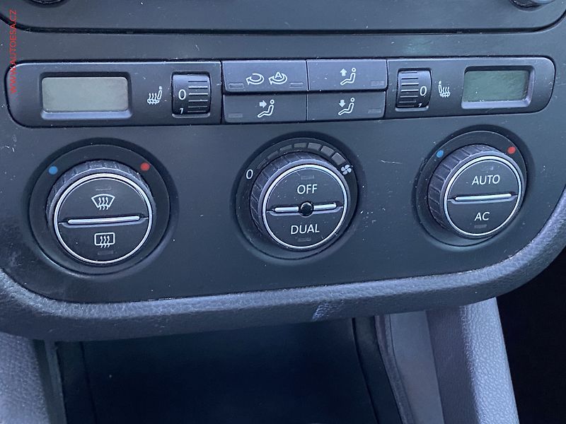 Volkswagen Golf (2009) 1.9 TDi, AC, park.čidla - fotka 14 z 15