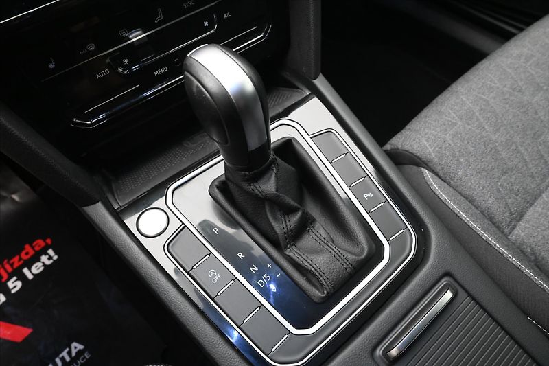 Volkswagen Passat 2,0 TDI 110KW DSG BUSINESS Zár - fotka 23 z 32