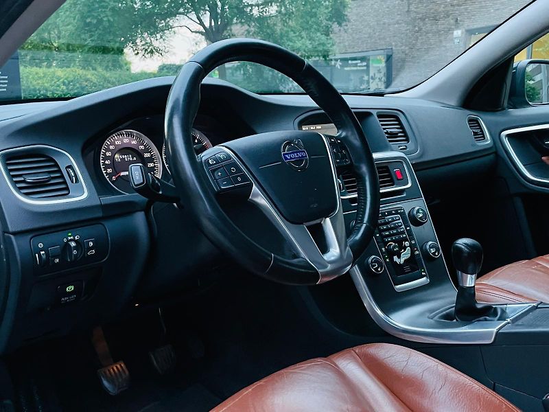 Volvo S60 2.0D 120KW 5VÁLEC VÝHŘEV SENZO - fotka 27 z 44