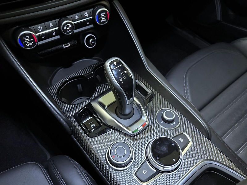 Alfa Romeo Giulia (2026) 2.9 V6 BiTurbo 520k QV Carbon - fotka 21 z 26