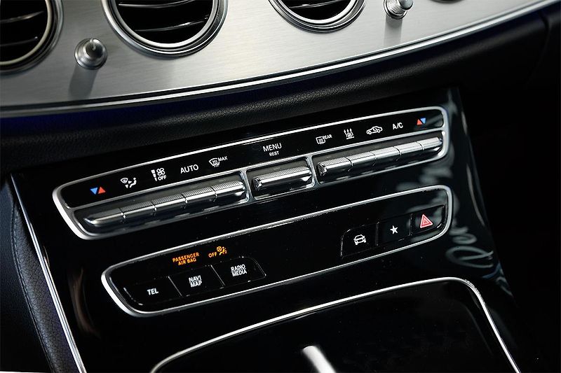 Mercedes-Benz Třídy E (2021) E 300 de T 4Matic AMG Line - fotka 36 z 39
