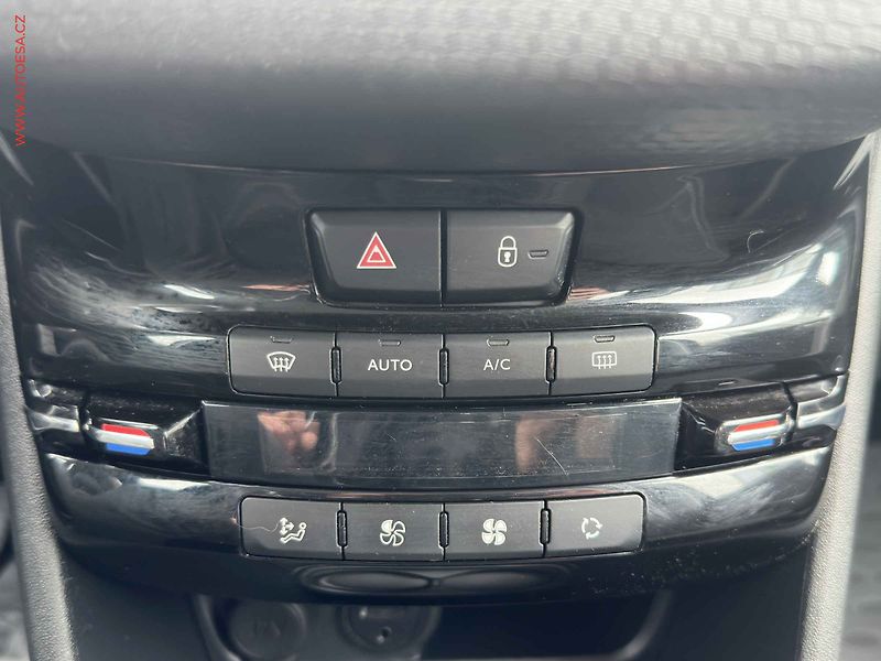Peugeot 2008 (2017) 1.2 PT - fotka 17 z 19