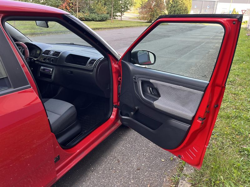 Škoda Fabia 1,2 HTP + pneu zima - fotka 20 z 26