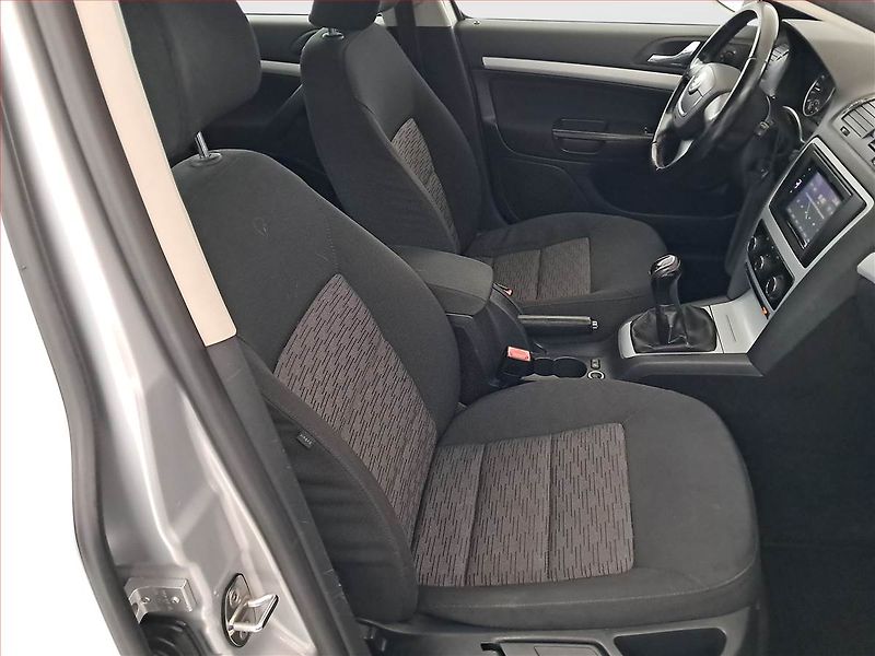 Škoda Octavia (2011) Ambiente 1.6 TDI, po STK - fotka 9 z 13