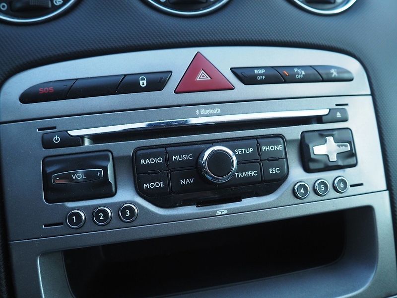 Peugeot 308 (2012) 2.0 HDi Panorama Automat - fotka 25 z 30