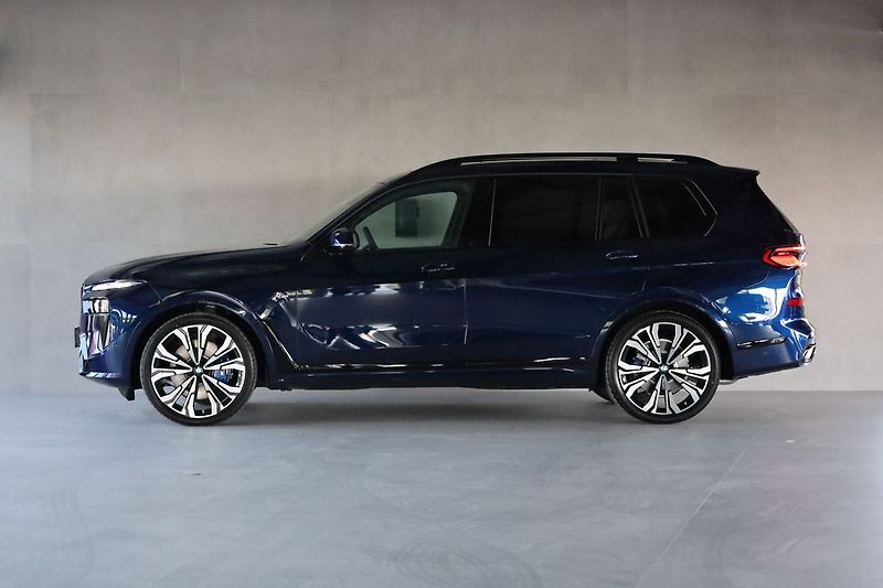 BMW X7 40d xDrive, B&W, Executive - fotka 3 z 43