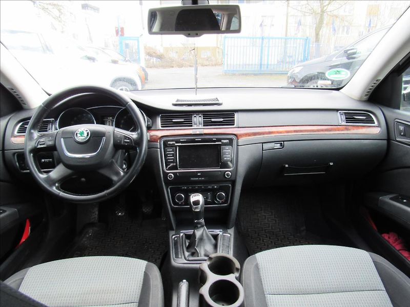 Škoda Superb 1,9 TDi 77kW Combi - fotka 11 z 30
