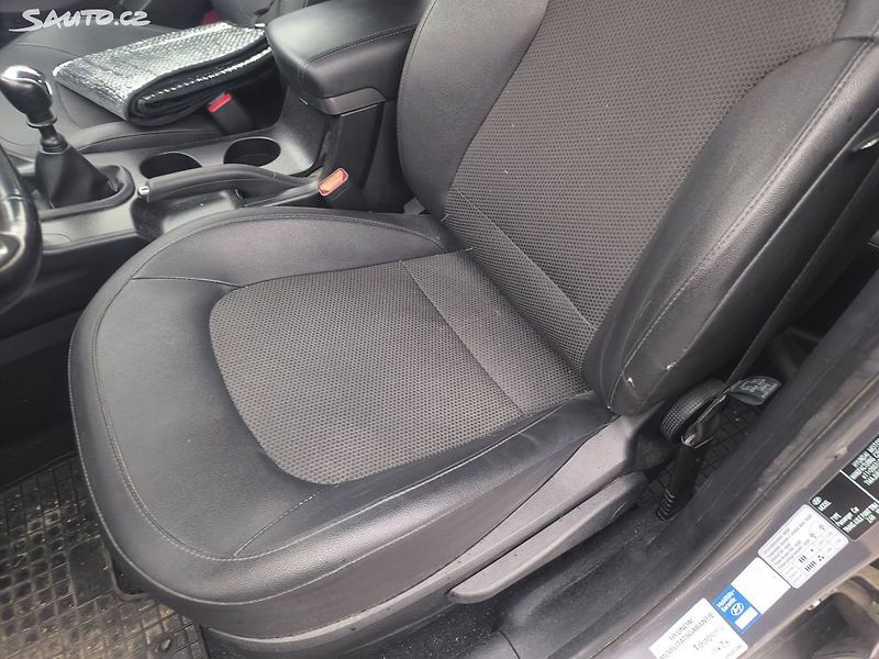 Hyundai ix35 2.0D4X4,70KM,MAX VÝBAVA,KRÁSNÝ - fotka 25 z 31