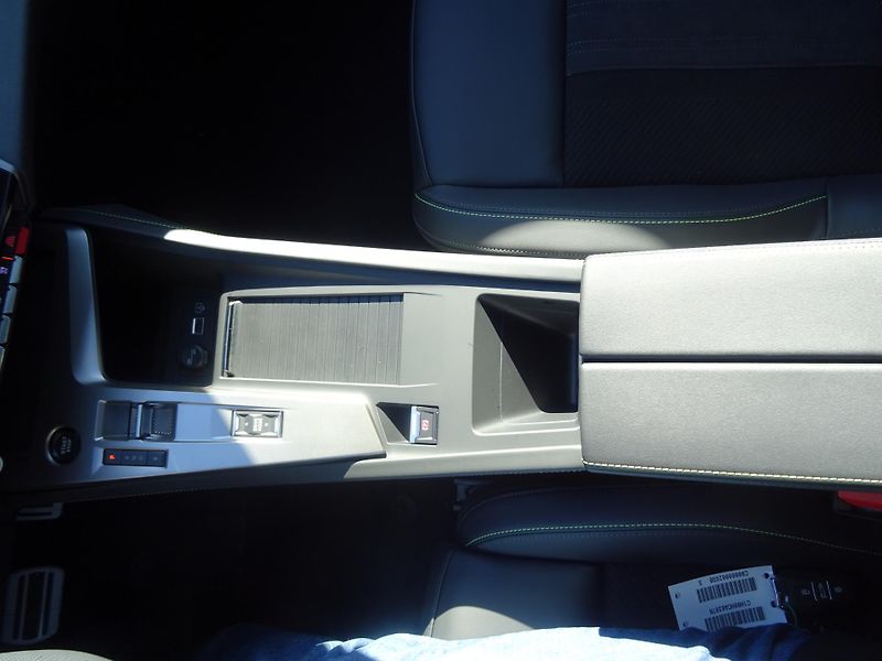Peugeot 408 (2026) GT Plug-in HYBRID 240 e-DCS7 - fotka 43 z 55