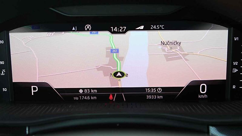 Škoda Scala a Říp v pozadí