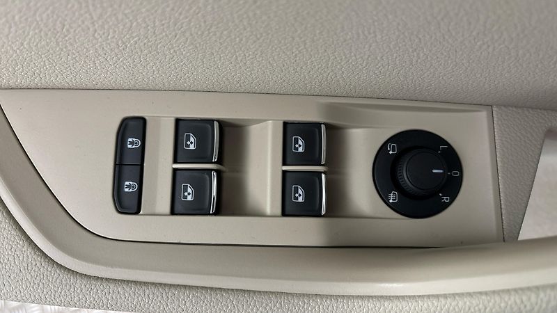 Škoda Superb 1.5 TSI DSG L&K Combi - fotka 24 z 33