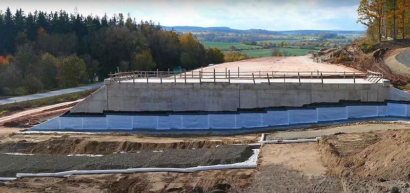 Stavba dálnice D6 u Hořesedel.