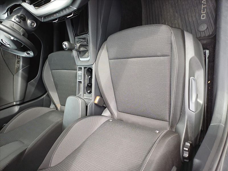 Škoda Octavia 1,5   TSI 110kW Ambition - fotka 17 z 28