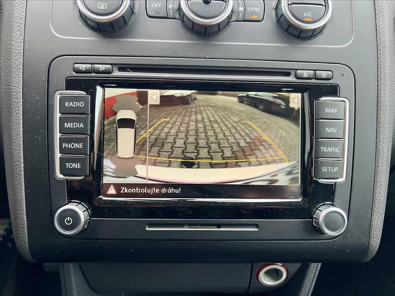 Volkswagen Touran 1,6 TDi  NAVI / kamera / ALU - fotka 33 z 44