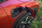 Škoda Epiq český test - Nabíjecí zásuvka se nachází na předním blatníku u spolujezdce.