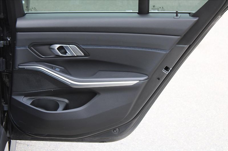 BMW Řada 3 320xd / M-PAKET / HUD / CZ - fotka 33 z 44