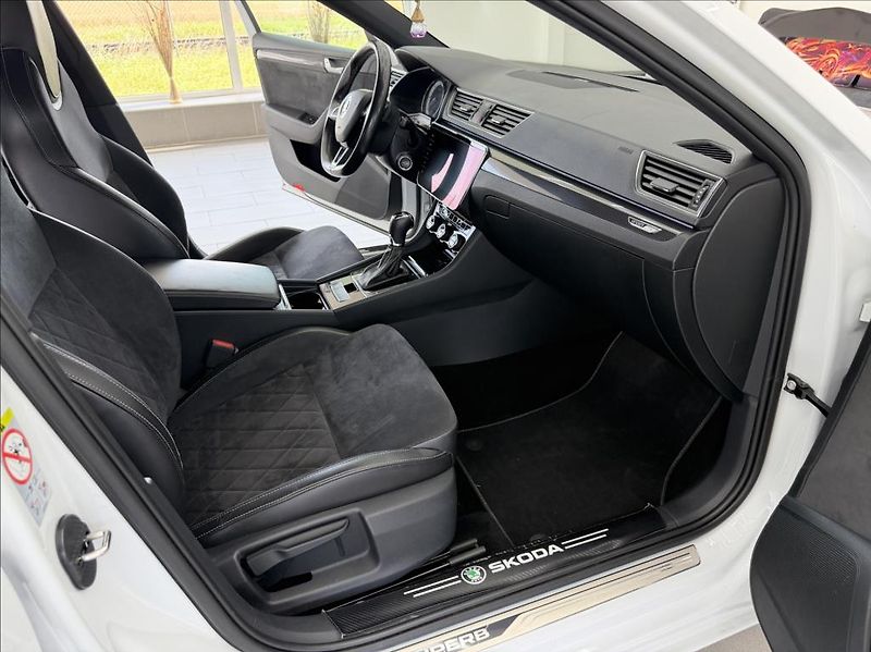 Škoda Superb 2,0 TDi, Sportline, Navi, DSG - fotka 11 z 36