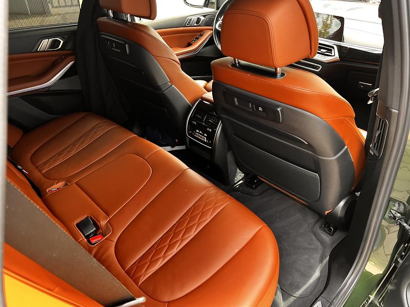 BMW X5 M50i Individual VZDUCH - fotka 15 z 31