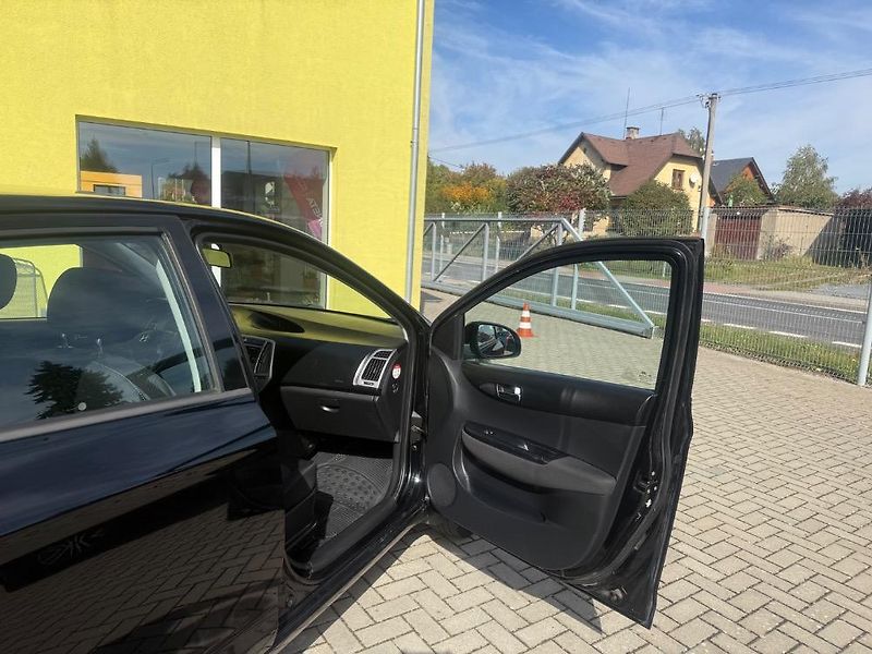 Hyundai i20 (2012) 1,2i VÝHŘ.SEDADLA JEN 107tis. - fotka 11 z 27