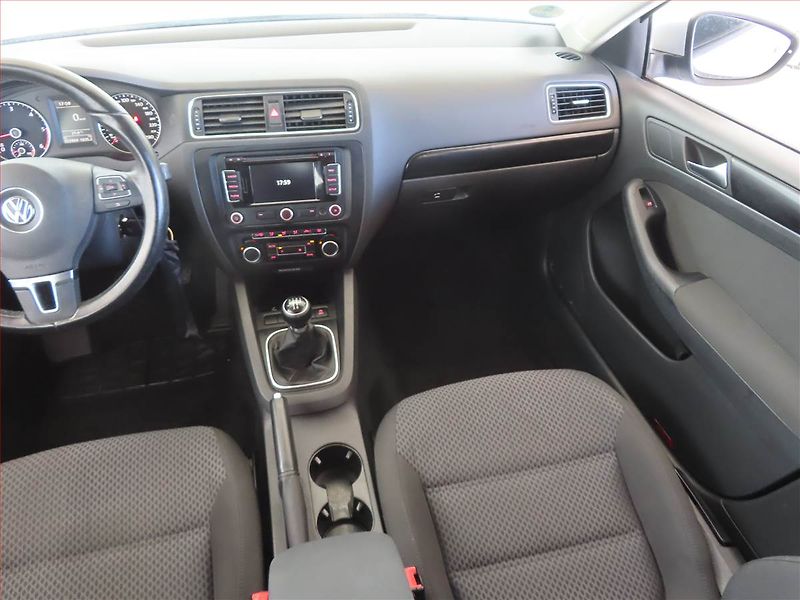 Volkswagen Jetta (2011) 1.6 TDI, Tempomat - fotka 8 z 13