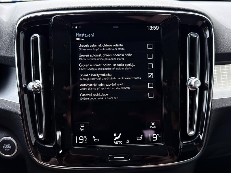 Volvo XC40 T2 FWD // CORE // PANORAMA - fotka 29 z 30