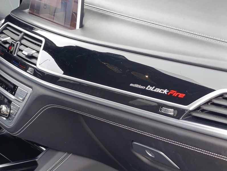 BMW Řada 7 750Ld BLACK FIRE ČR 1.MAJ - fotka 35 z 49