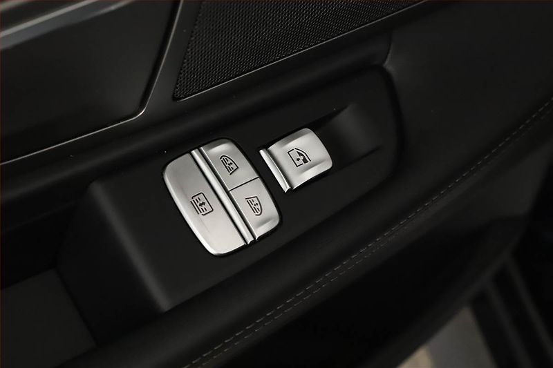 BMW Řada 7 (2019) M Paket 730 d xDrive, ČR - fotka 26 z 31