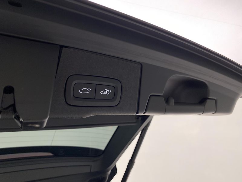 Volvo XC60 B5 AWD INSCRIPTION REZERVACE - fotka 21 z 43