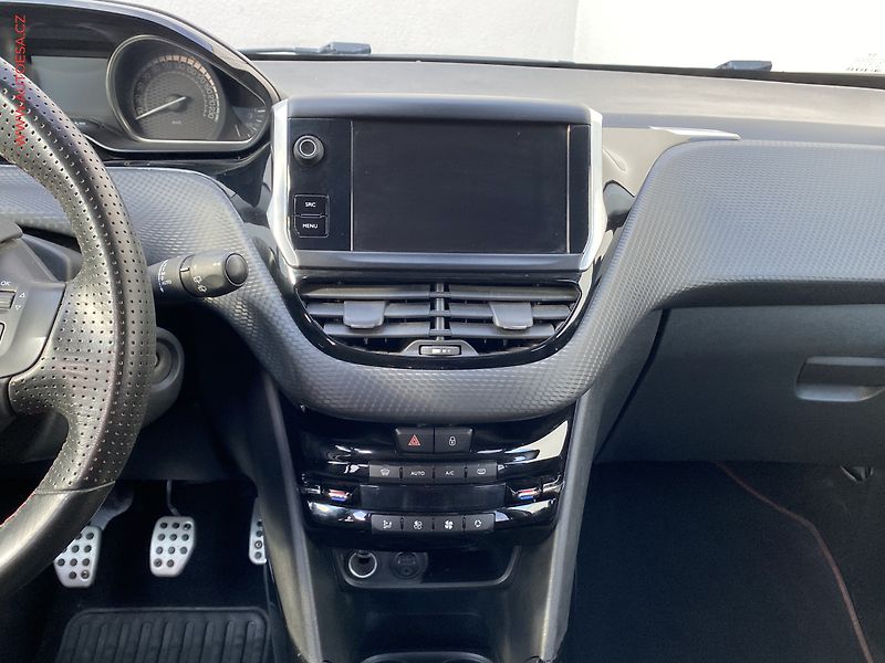 Peugeot 2008 (2018) 1.2 PT, GT Line, navi - fotka 12 z 17