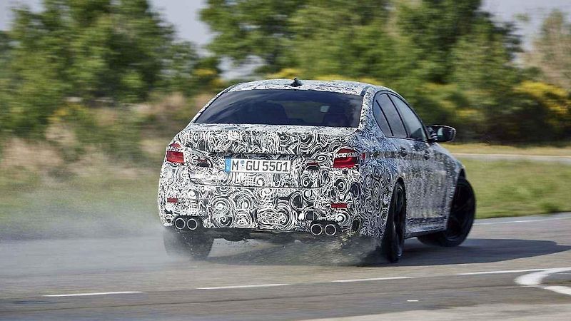 Prozatím maskované BMW M5.