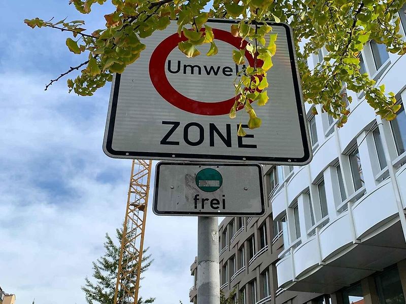Dopravní značka Umweltzone v Německu upozorňuje na ekologickou zónu, do které smějí jen vozidla s odpovídající emisní plaketou. Českým řidičům může chybějící zelená nálepka přinést pokutu už při vjezdu nebo parkování ve městě.