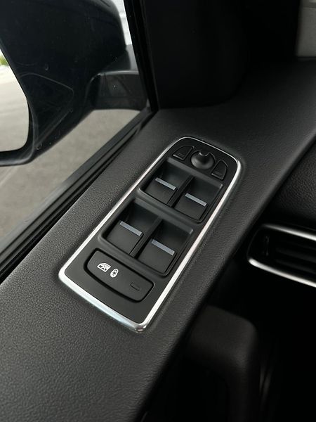 Jaguar F-Pace 20d Aut. Prestige AWD PANO TZ  - fotka 20 z 25