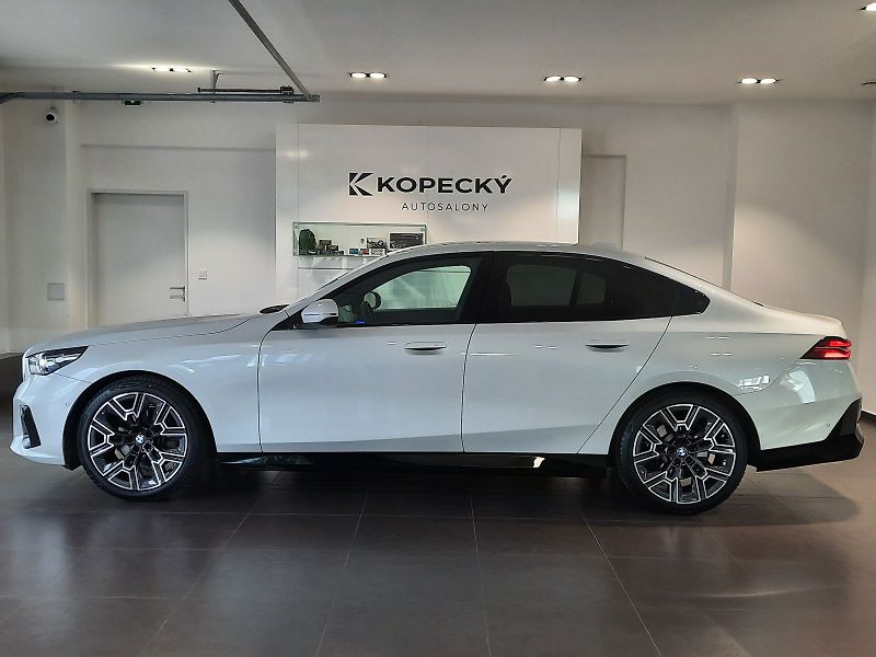 BMW Řada 5 (2026) 520d xDrive Sedan M Sport - fotka 4 z 15