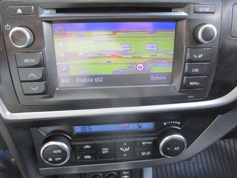 Toyota Auris 1.6i VVTi*AUTOM*NAVI*VÝHŘEV*TZ - fotka 16 z 47