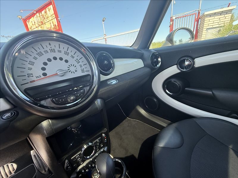 Mini Cooper 1,6 90kW PANORAMA,XENONY, A/T - fotka 12 z 22