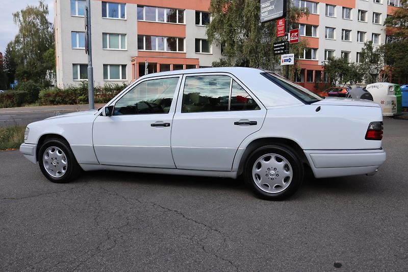 Mercedes-Benz 124 W124 320 E Sedan (1993) - fotka 20 z 32