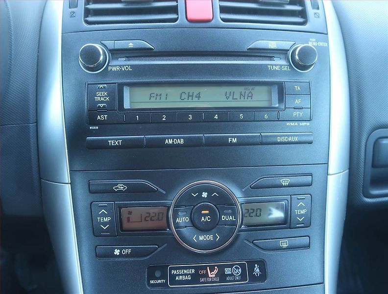 Toyota Auris (2011) 1.6 Valvematic, Tempomat - fotka 12 z 14