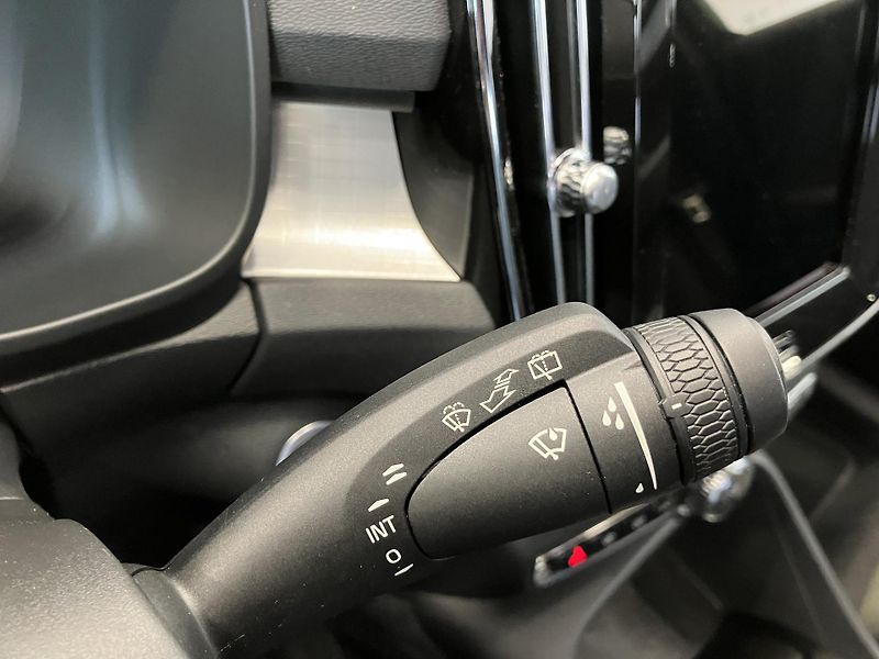 Volvo XC40 B3 FWD Plus Dark AT7 - fotka 22 z 39