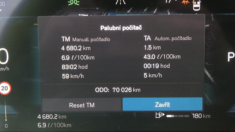Volvo XC40 B3 PLUS DARK - fotka 14 z 23