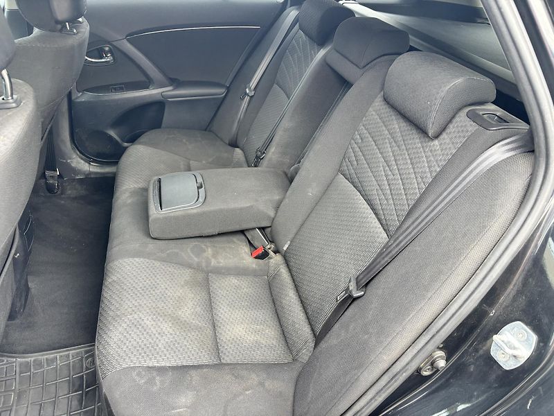 Toyota Avensis 2.2 - fotka 17 z 19
