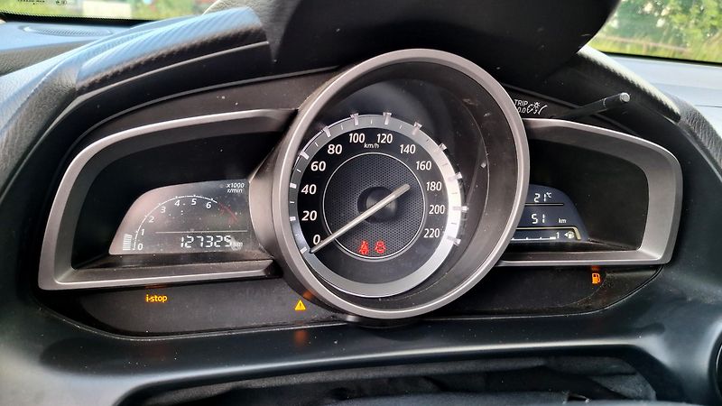 Mazda 2 1.5 benzin 66 kw max. výbava - fotka 28 z 30