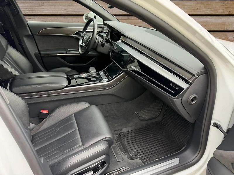 Audi A8 (2021) +60TFSi+LONG+S-LINE+po servise - fotka 10 z 25