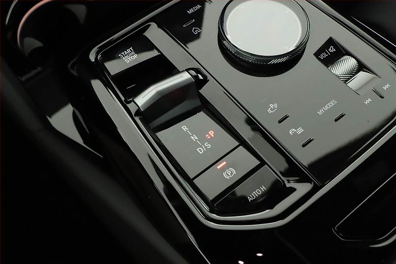 BMW Řada 5 (2025) 520d xDrive, M Sport, Navigace - fotka 16 z 21