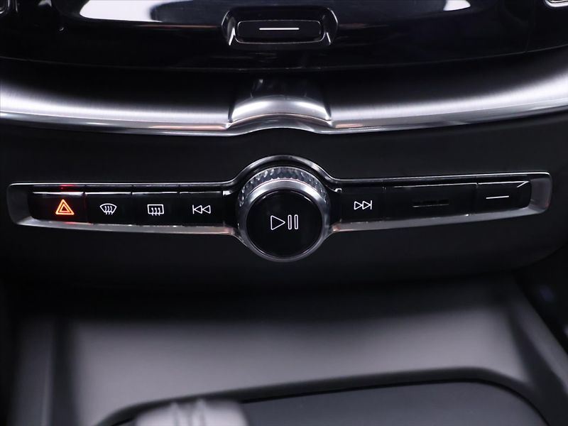 Volvo XC60 2,0 145 kW D4 AWD Momentum - fotka 22 z 31