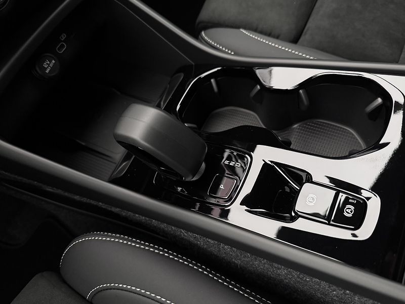 Volvo XC40 (2026) B3 AUT DARK PLUS - fotka 19 z 23