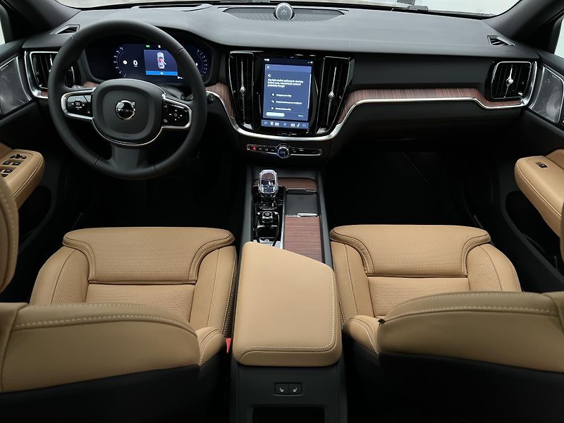 Volvo V60 (2026) B4 PLUS DARK AUT - fotka 2 z 47