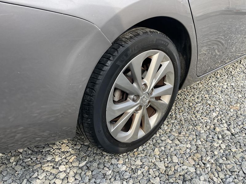 Toyota Auris 1.8i 16v HYBRID AUT NAVI CAM!! - fotka 38 z 166